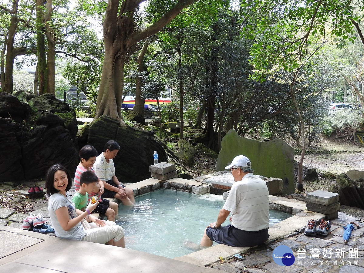 前山公園戶外溫泉泡腳池,讓民眾親水親山新方式,體驗自然魅力。(圖/公園處提供)