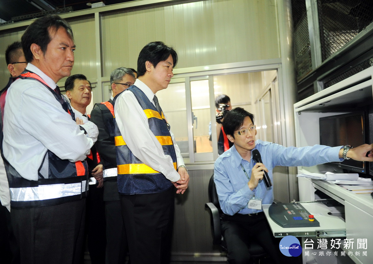 行政院長賴清德視察長榮空運倉儲公司,向國人宣示政府打擊毒品犯罪與維護治安的決心。