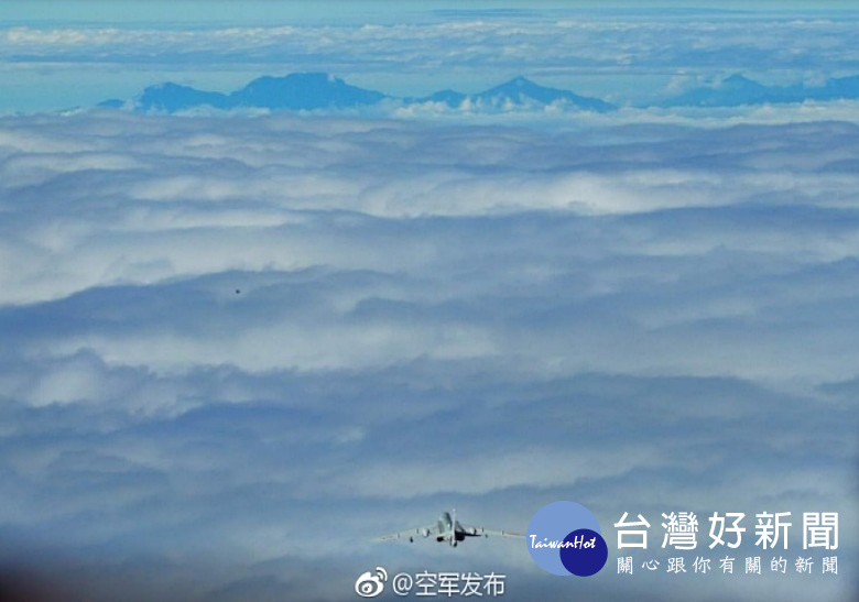 中國空軍官方微博「空軍發佈」日前發布一張照片,顯示一架轟6K轟炸機疑似飛向玉山。對此,我國國防部表示照片不排除有文攻武嚇意味,國軍有信心保衛國土安全,不需要為了幾張照片造成不安紛擾。(圖/中國空軍微博)