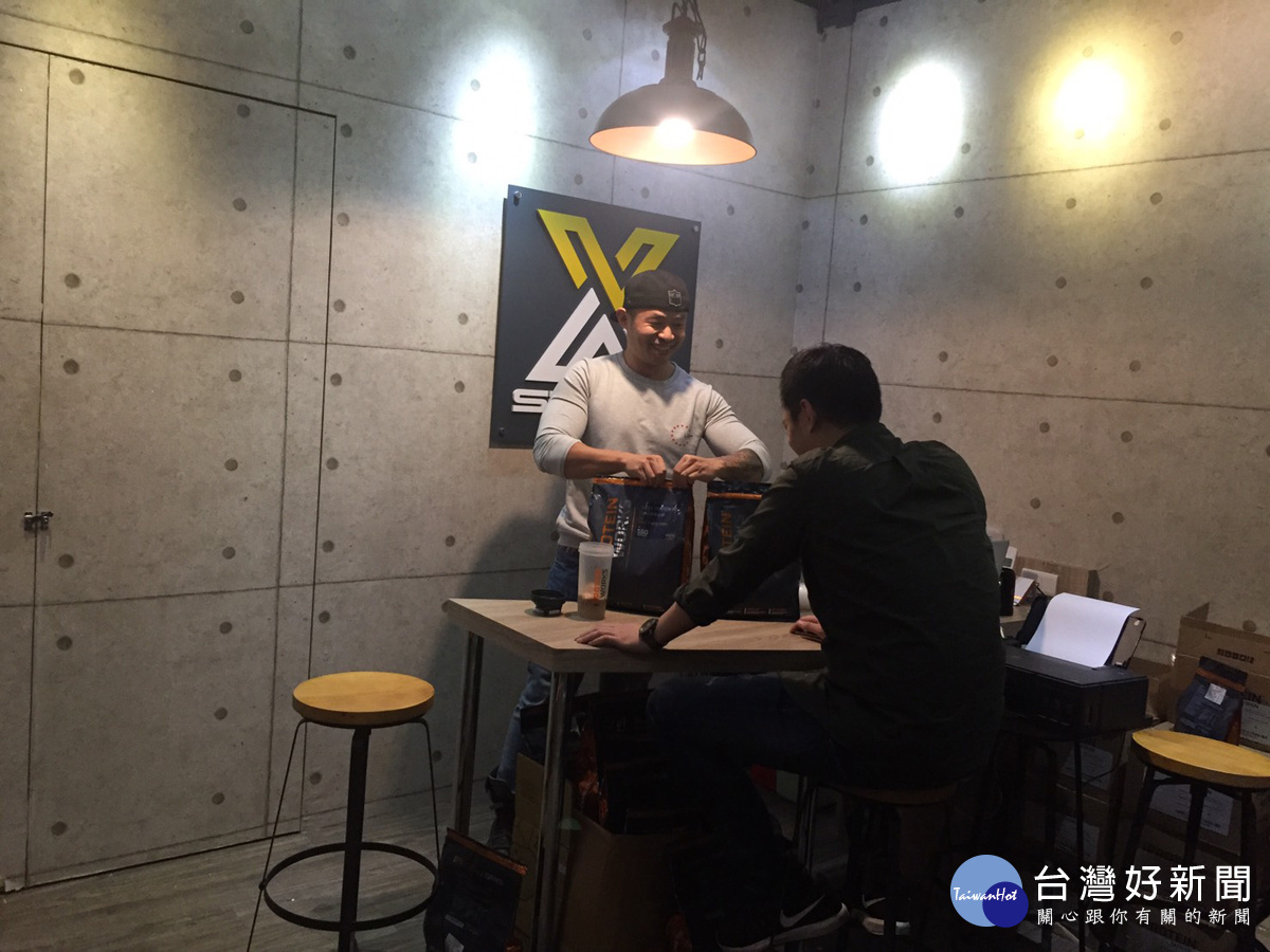 越來越多人開始重視補充蛋白質,但在不清楚自己應該攝取的量以及適合自己的乳清蛋白的情況下,可以向專家、營養師詢問。(圖/Xsport Taiwan提供)