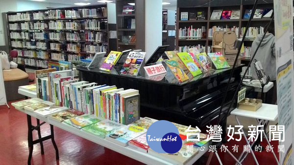 配合國立公共資訊圖書館「看見台灣的閱讀旅程」系列活動,在北港圖書館內展出300本相關系列書籍。(記者陳昭宗拍攝)