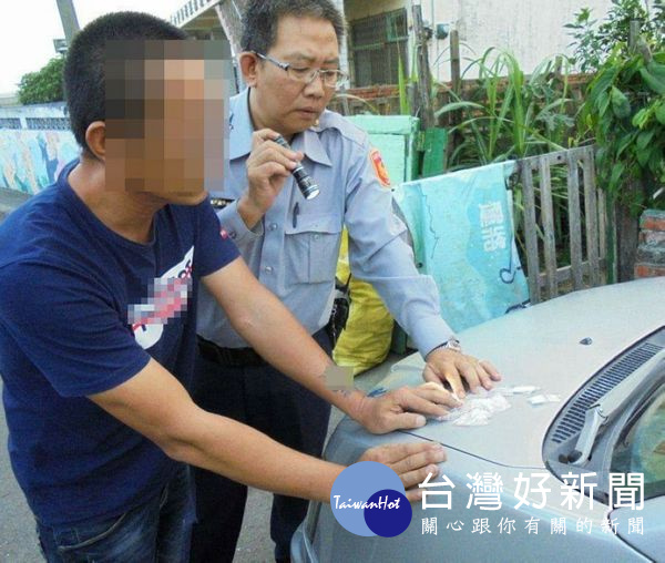 男子原本心虛不願配合盤查,經所長蔡易志曉以大義後,才從口袋內將所持有毒品全數取出。(記者陳昭宗翻攝)