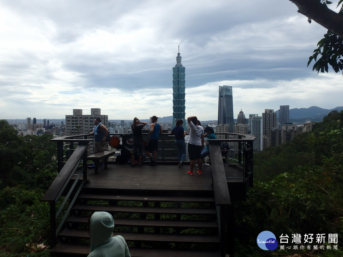 步行約15~20分鐘,即可到達第1處觀景平台―攝手平台。(圖/大地處提供)