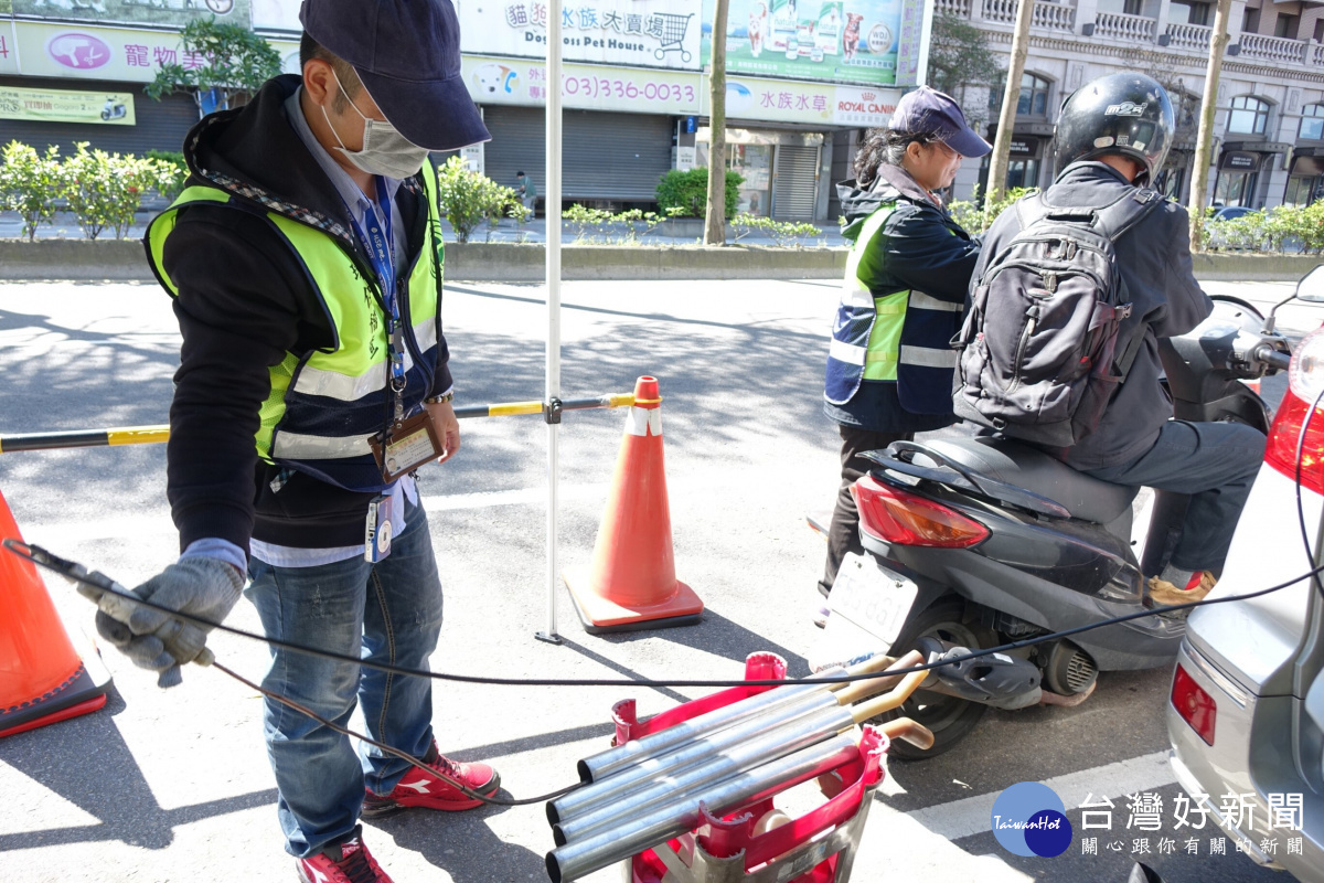 機動車輛方面,則針對柴油車及機車,加強路邊攔檢及目視判煙作業。
