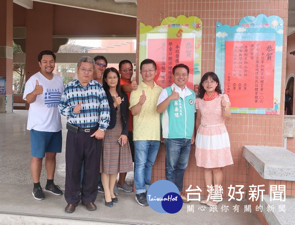 縣議員蔡岳儒偕同督學陳麗美蒞校道賀,感謝與肯定校長黃淑玲、指導教練吳登興及小選手們的辛勞付出。(記者陳昭宗拍攝)