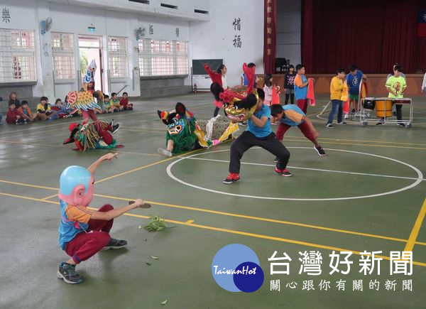 選手們小小的身軀頂著重重的獅頭,不斷在地上翻滾、搶背,咬緊牙根堅持到底,終獲勝利。(記者陳昭宗拍攝)
