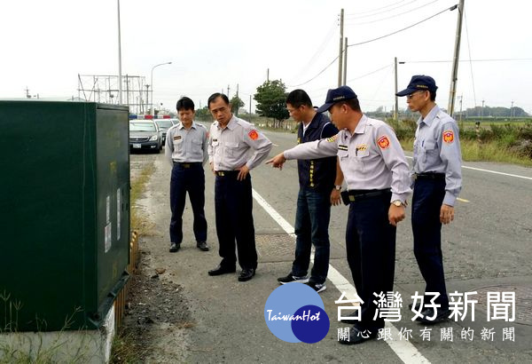 副分局長吳柏源率員至現場勘查,探究騎士自撞可能原因。(記者陳昭宗拍攝)