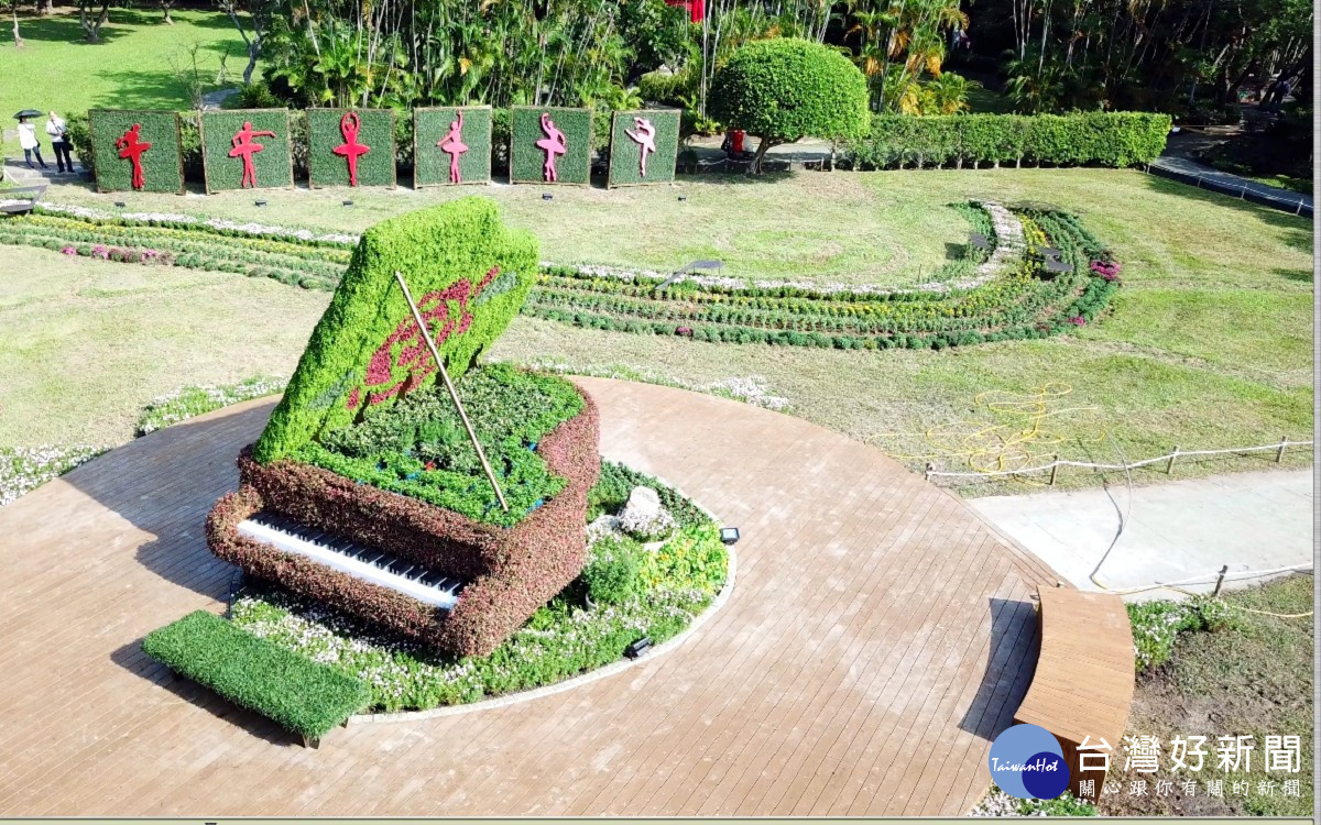 鋼琴綠雕搭配曼妙舞者的綠牆剪影（圖／公園處提供）
