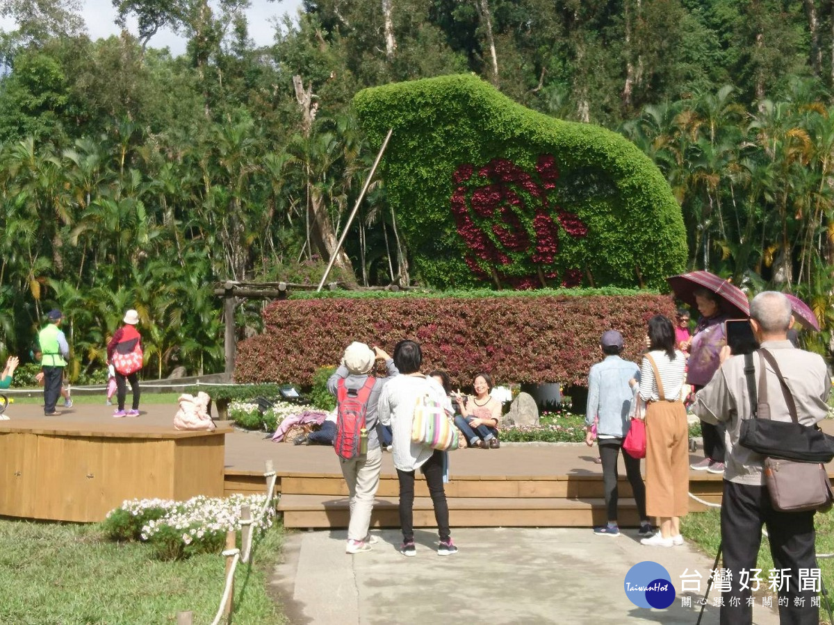 鋼琴綠雕廣受民眾歡迎(圖/公園處提供)