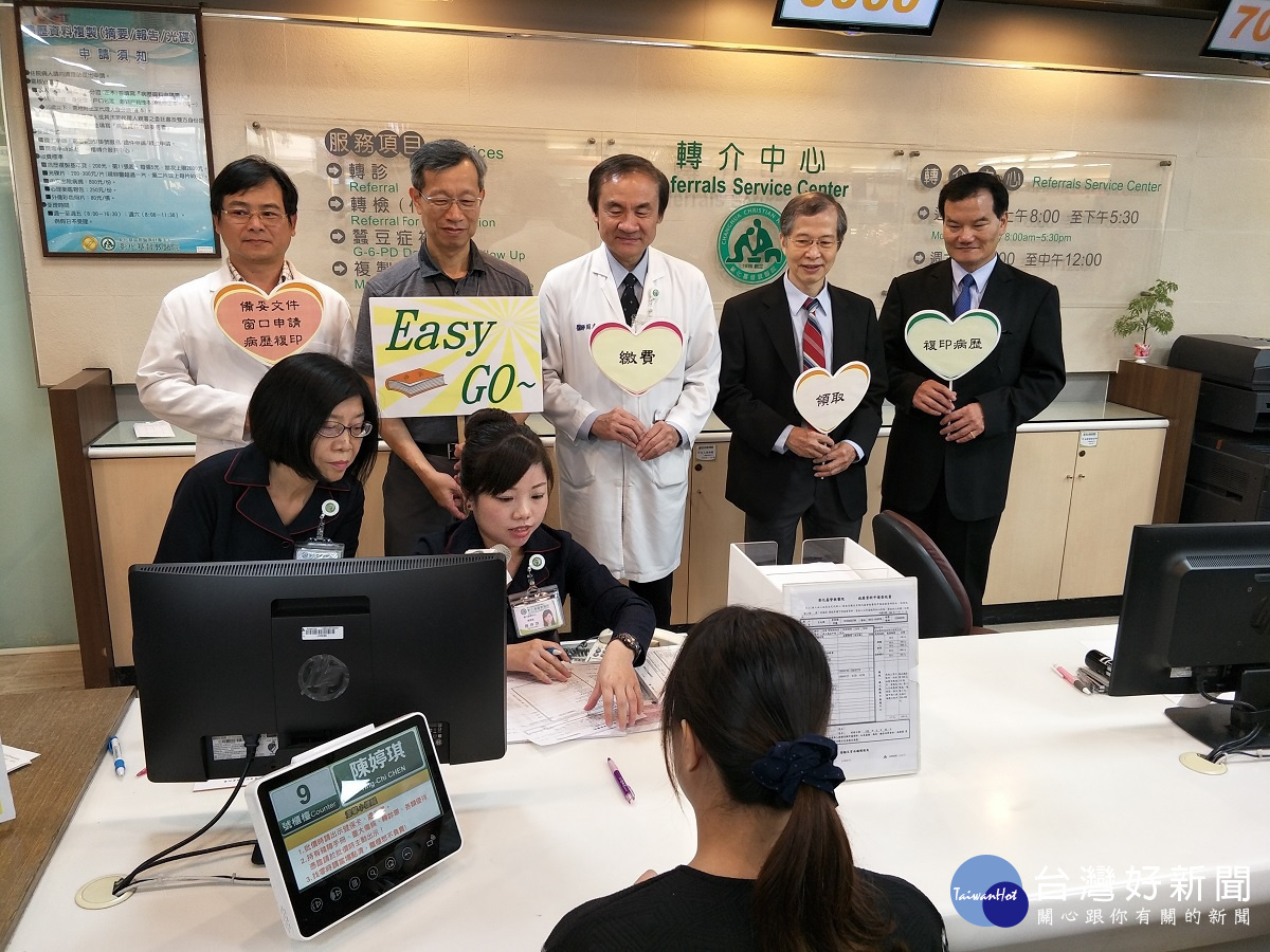 彰化縣衛生局希望各醫院申請病歷流程標準化且更簡單明確,為民眾權益把關。(後排左起:彰基醫事課課長吳宜珍、彰化縣診所協會常務監事莊永勳、衛生局局長葉彥伯、彰基教醫院副院長周志中、彰化縣醫師公會理事長巫喜得、員榮醫院副院長尹文國。)圖/記者鄧富珍攝