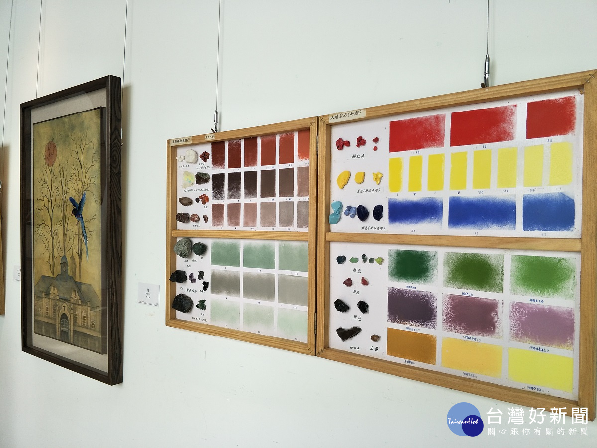 第35屆台灣膠彩畫展,展覽現場展出膠彩畫顏料的原礦石,讓民眾深入了解膠彩畫作的內涵。圖/記者鄧富珍攝