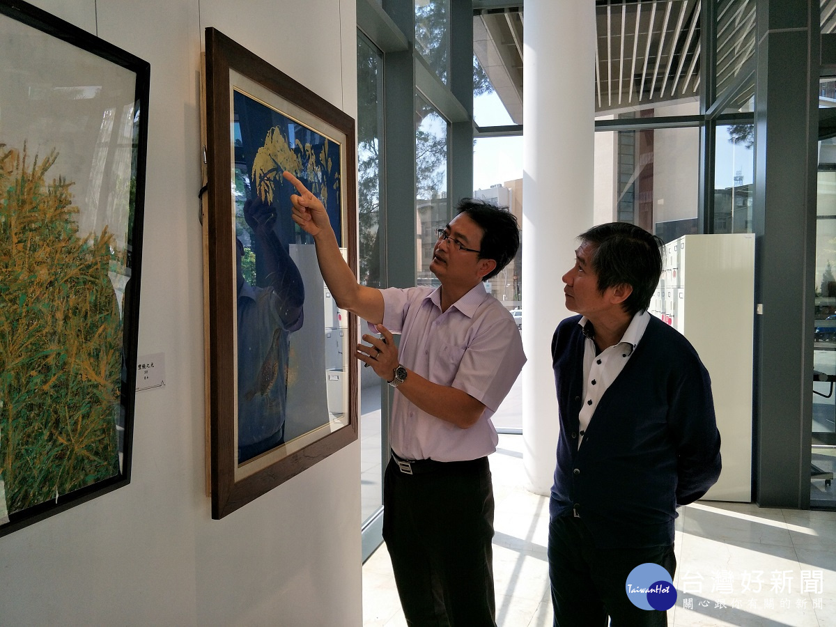 林必強理事長介紹膠彩畫創作特色。(右為文化局長陳文彬)圖/記者鄧富珍攝