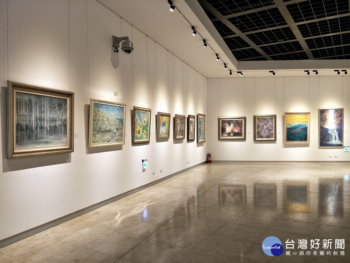 台餐膠彩畫協會第三十五屆台餐膠彩畫展現場畫作。圖/記者鄧富珍攝