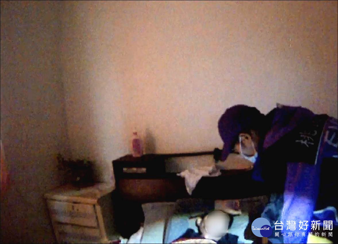 大園區郭姓男子吞安眠藥輕生,大園警方獲報後會同消防人員破門進入,將郭男救回。