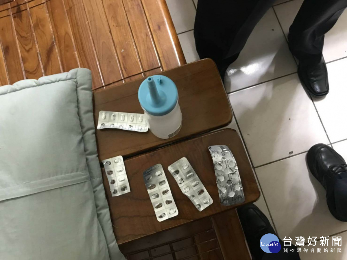 大園區郭姓男子吞安眠藥輕生,大園警方獲報後會同消防人員破門進入,將郭男救回。