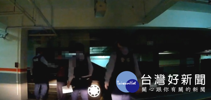 中壢分局青埔派出所員警查獲,翁姓(詐欺及偽造文書前科)通緝犯,全案訊後依法移送偵辦。