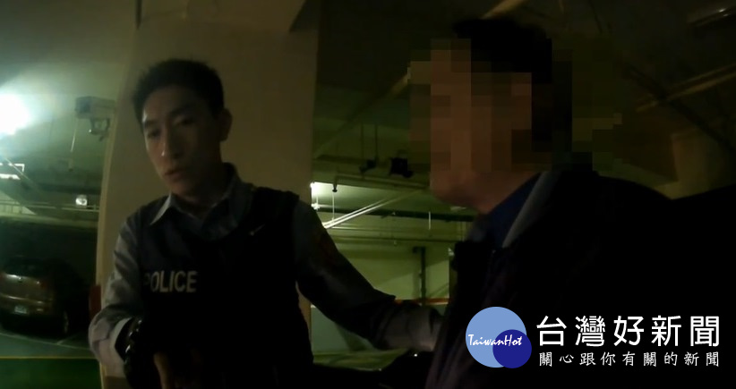 中壢分局青埔派出所員警查獲,翁姓(詐欺及偽造文書前科)通緝犯,全案訊後依法移送偵辦。