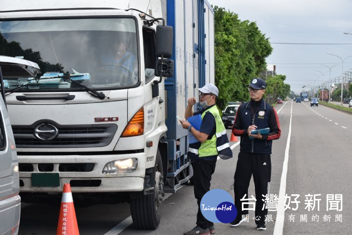 柴油車路邊攔查。