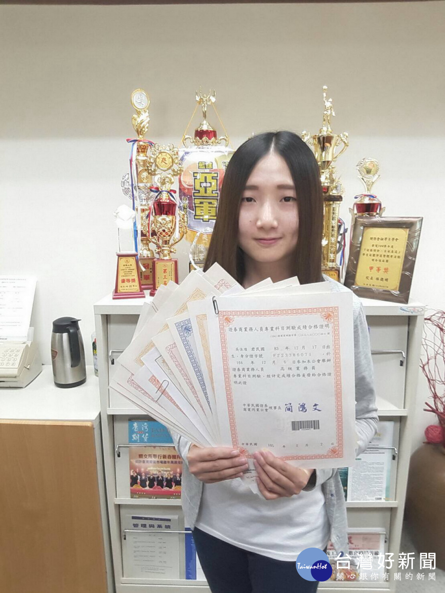 南華大學財金系證照王吳佳瑾兩年內考取十五張證照| 蕃新聞