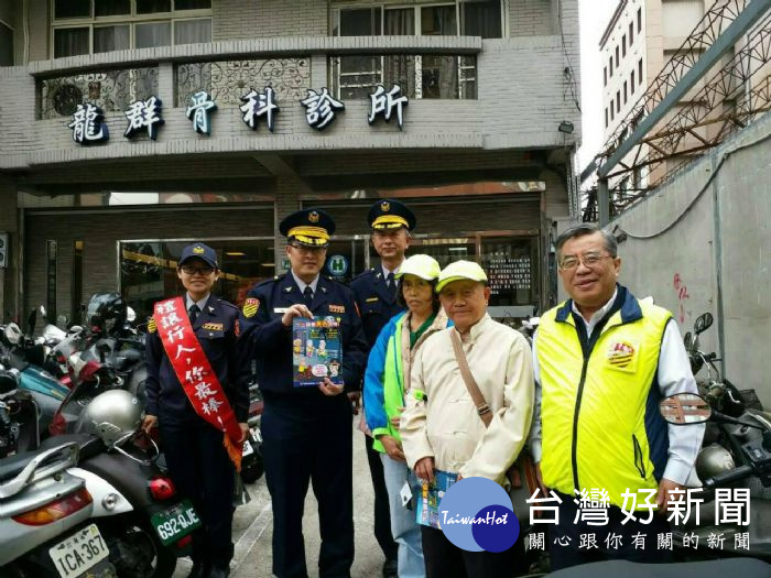 桃園市警局謝榮隆副局長率同交通大隊同仁於市府周邊宣導高齡者用路安全。