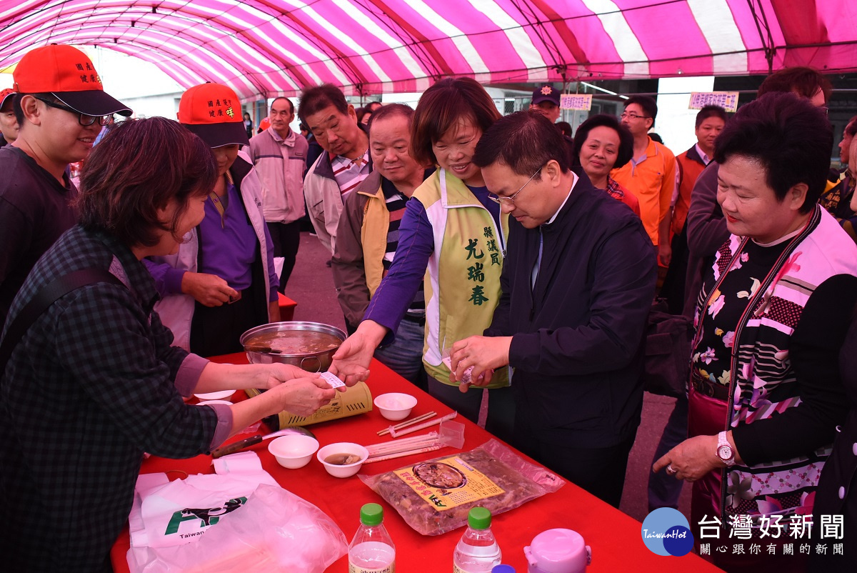 伸港農會農特產品與羊肉促銷-縣長魏明谷現場品嘗羊肉爐.。