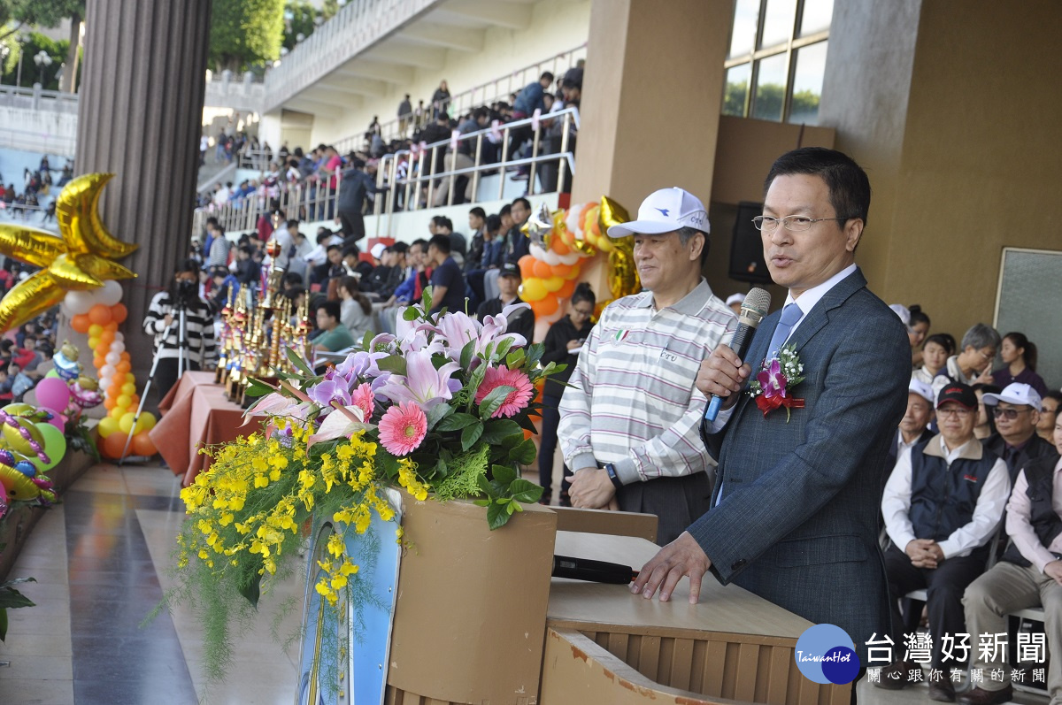 建國科大53週年運動會上，縣長魏明谷鼓勵年輕學子平時多運動，鍛鍊好身體。