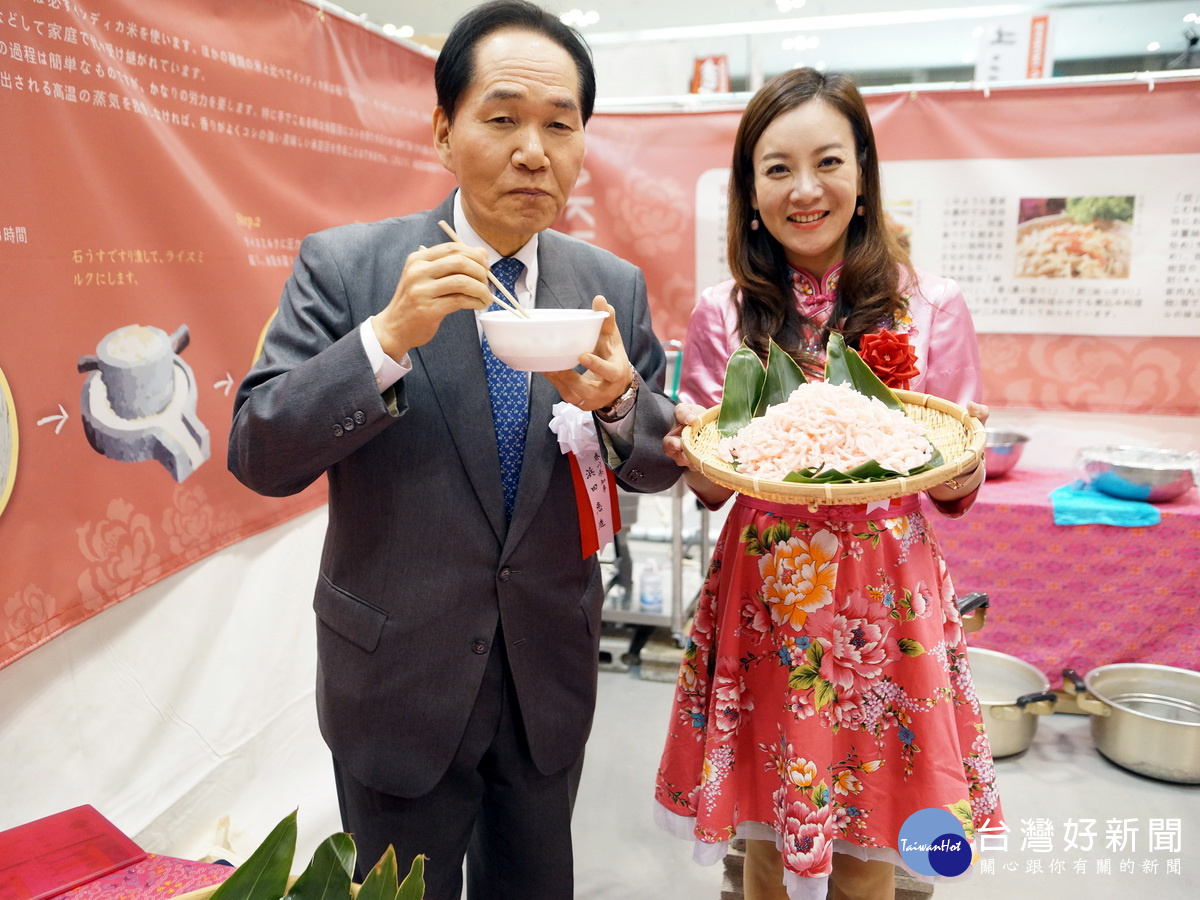 桃市客家局長蔣絜安介紹客家美食米篩目,香川縣知事濱田惠造特地到桃園市的攤位品嚐。