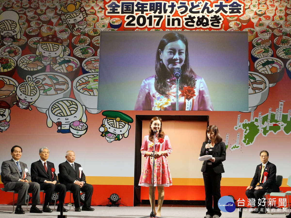 桃市客家局長蔣絜安在日本「全國新年烏龍麵大會2017 IN 讚岐」活動中致詞,並推介的客家美食。