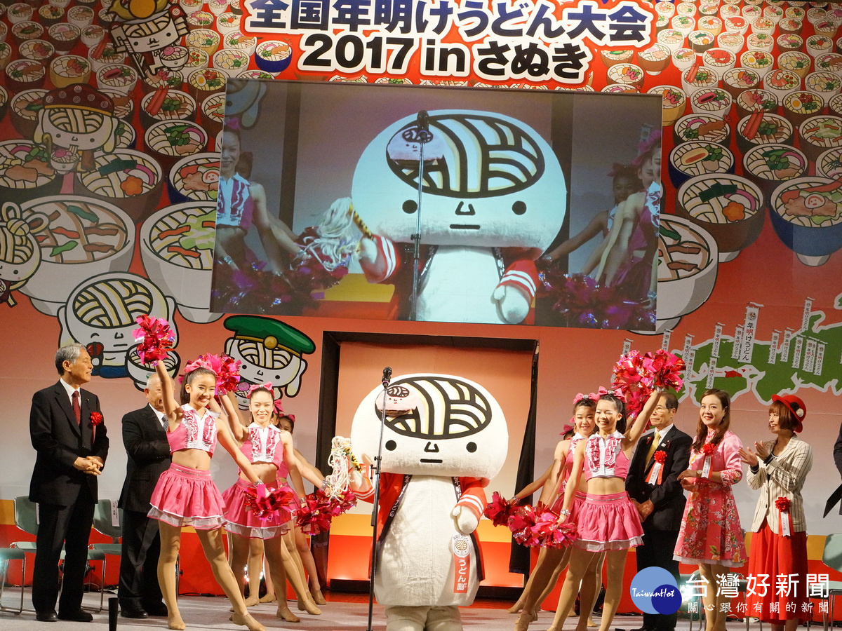 香川縣吉祥物-烏龍麵腦於開幕式中進行逗趣演出。