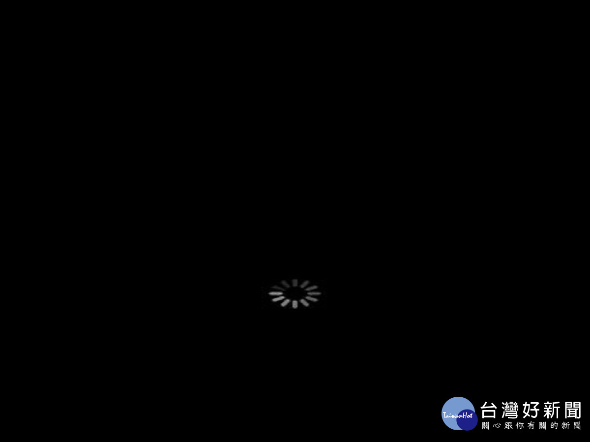 蘋果用戶手機陸續出現黑屏轉圈畫面(圖/翻攝PTT iOS版)