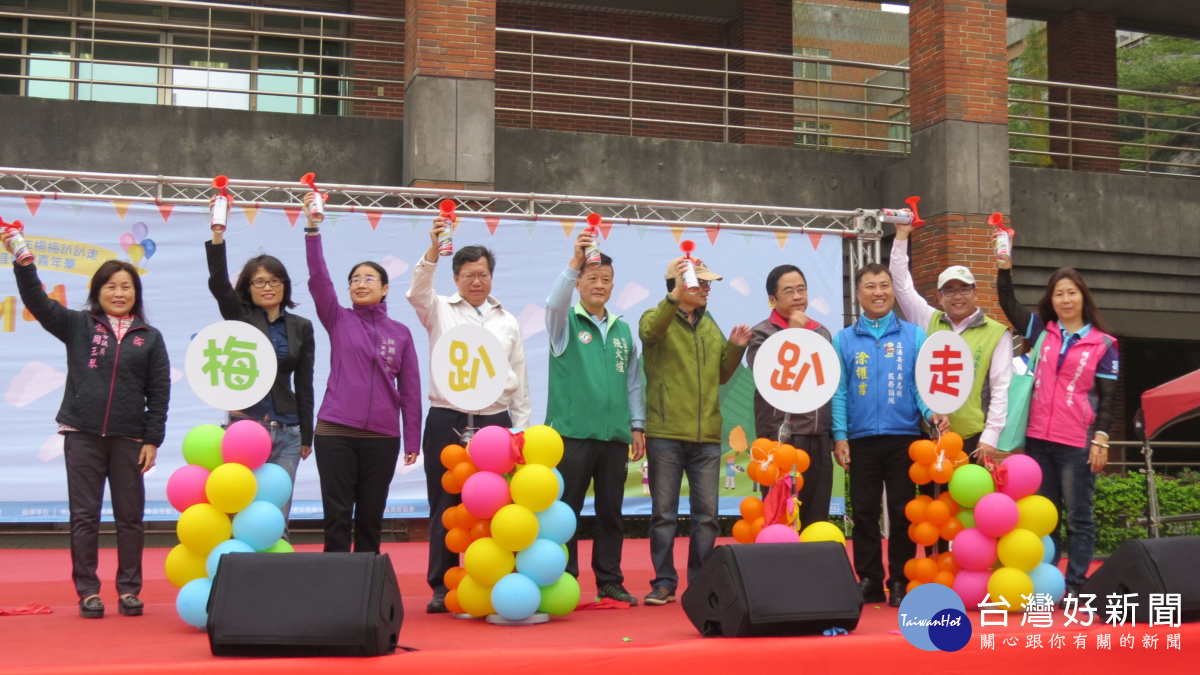 桃園市長鄭文燦前往楊梅區,出席「106年楊梅趴趴走暨親子職涯體驗嘉年華」鳴笛啟動嘉年華。
