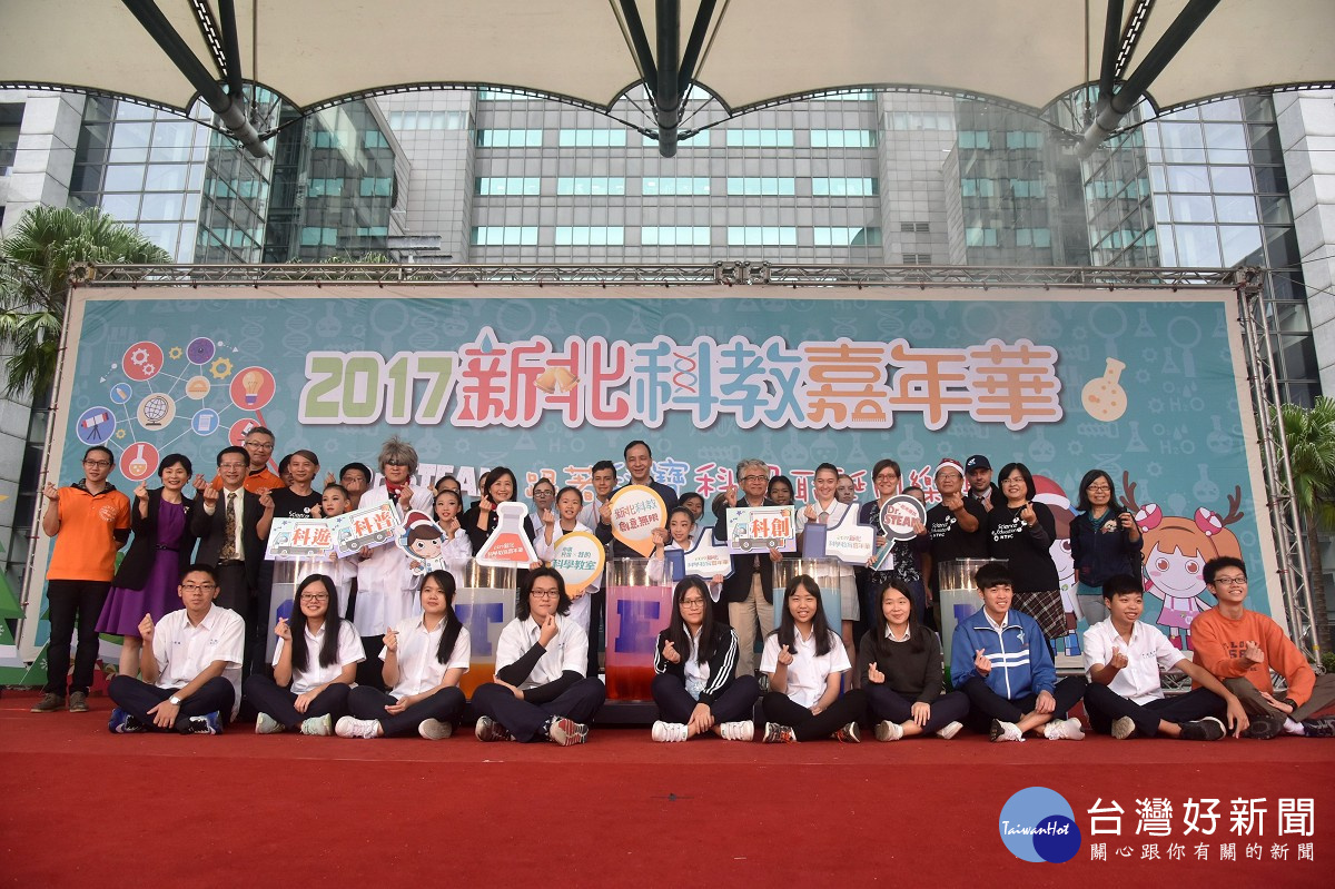 教育局於市民廣場舉辦「2017新北科教嘉年華-跟著科寶科妞耶誕同樂趣」活動,市長朱立倫到場體驗。(圖/記者黃村杉攝)