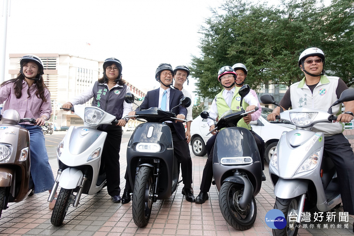 圖說2李署長和涂市長等一起騎電動車宣示改善空氣品質的決心。
