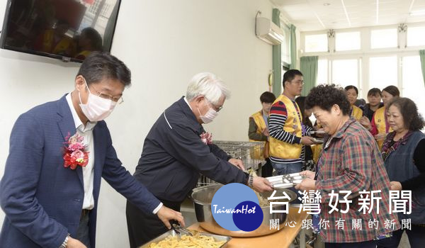 李進勇縣長與鄉長林哲凌為梧北社區長青食堂的長輩服務打菜。(記者陳昭宗拍攝)