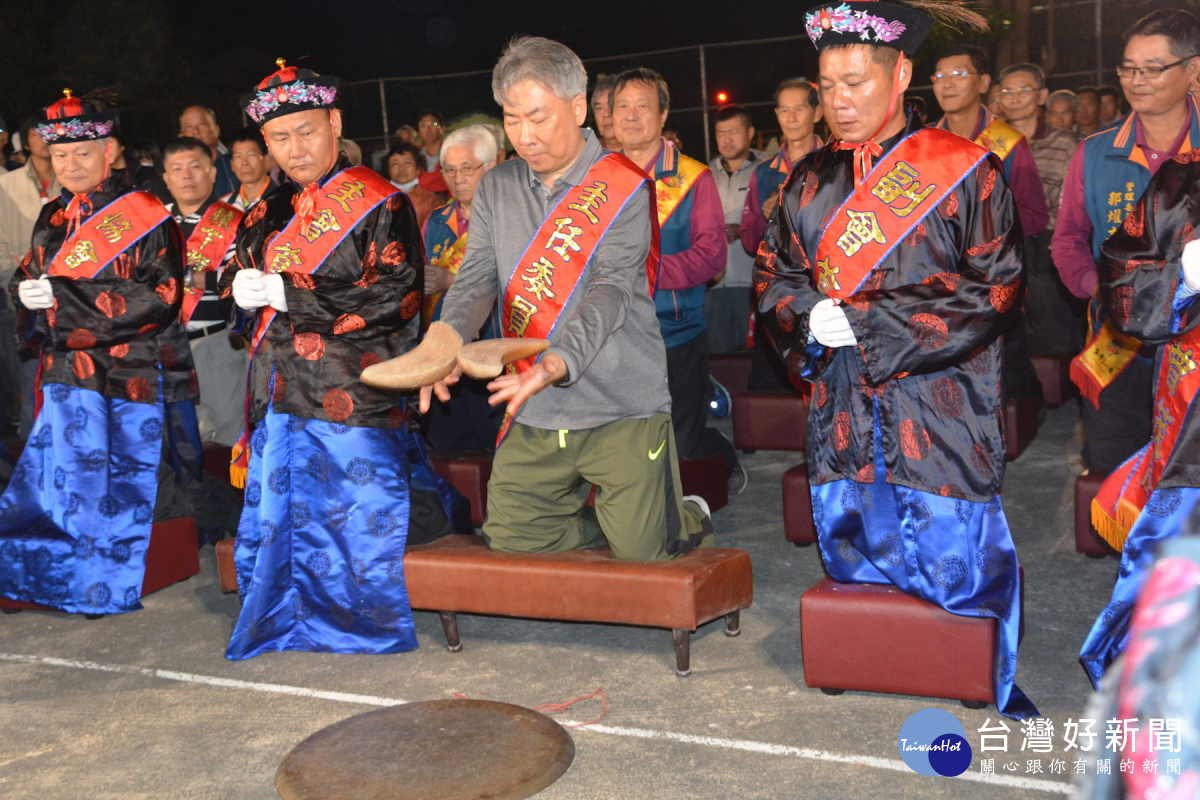 主委黃勝家(左三)摶杯取得允杯後宣告明年戊戍年香科開鑼。(圖/記者黃芳祿攝)