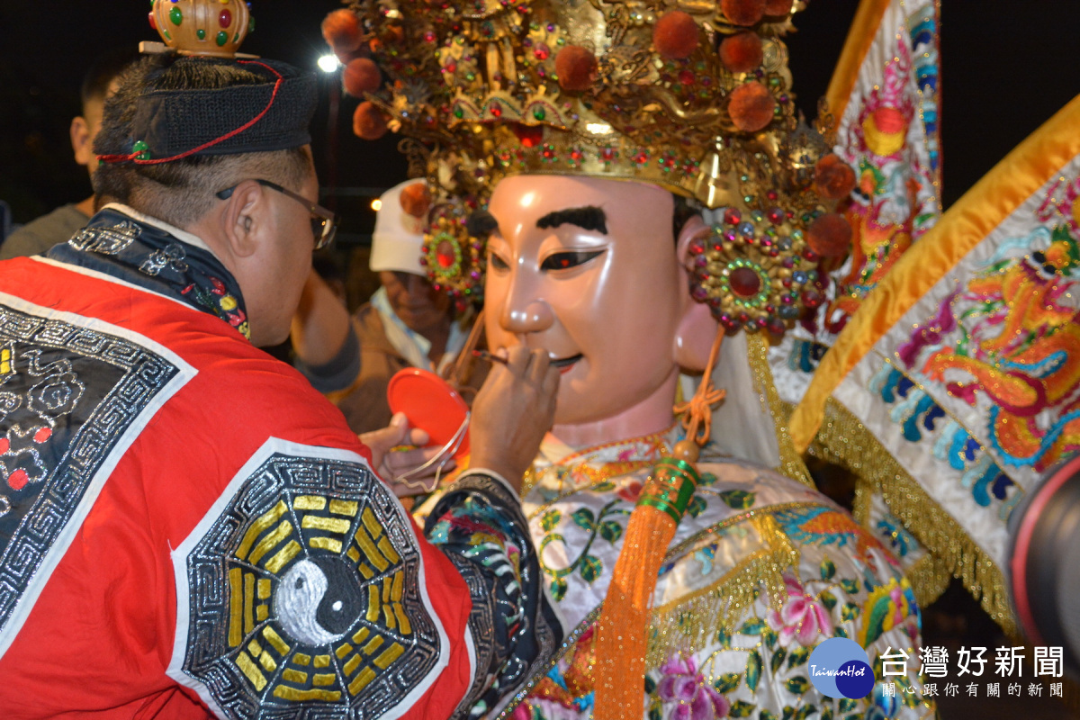 道長為將爺開光點眼。(圖/記者黃芳祿攝)