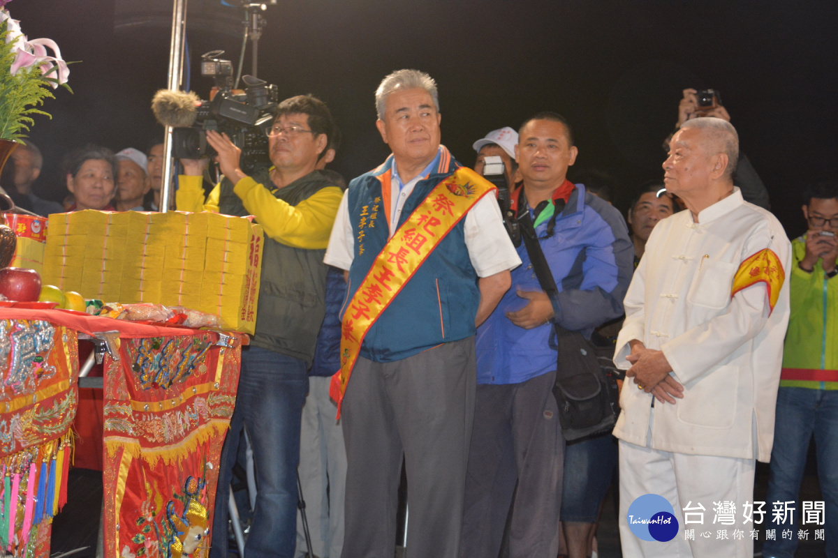 慶安宮祭祀組長王李子峰(右三)、慶安宮官網管理長曾福樹(右二)全程緊跟坐鎮。(圖/記者黃芳祿攝)