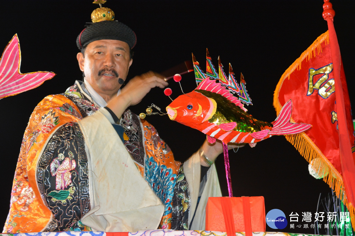 延續233年3年1科的台南市西港區慶安宮~「西港香」昨晚在陳軌中道長為鯉魚神等神明開光點眼後,宣告明年戊戍年聞名中外的「台灣第一香」和造王船正式開鑼。(圖/記者黃芳祿攝)
