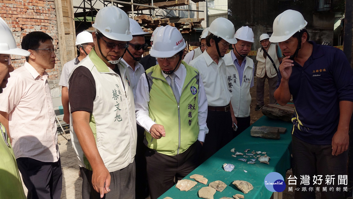 圖說1、2:清朝文物出土 東門派出所發現疑似東門遺跡,涂醒哲市長率同市府團隊及議員現場會堪。