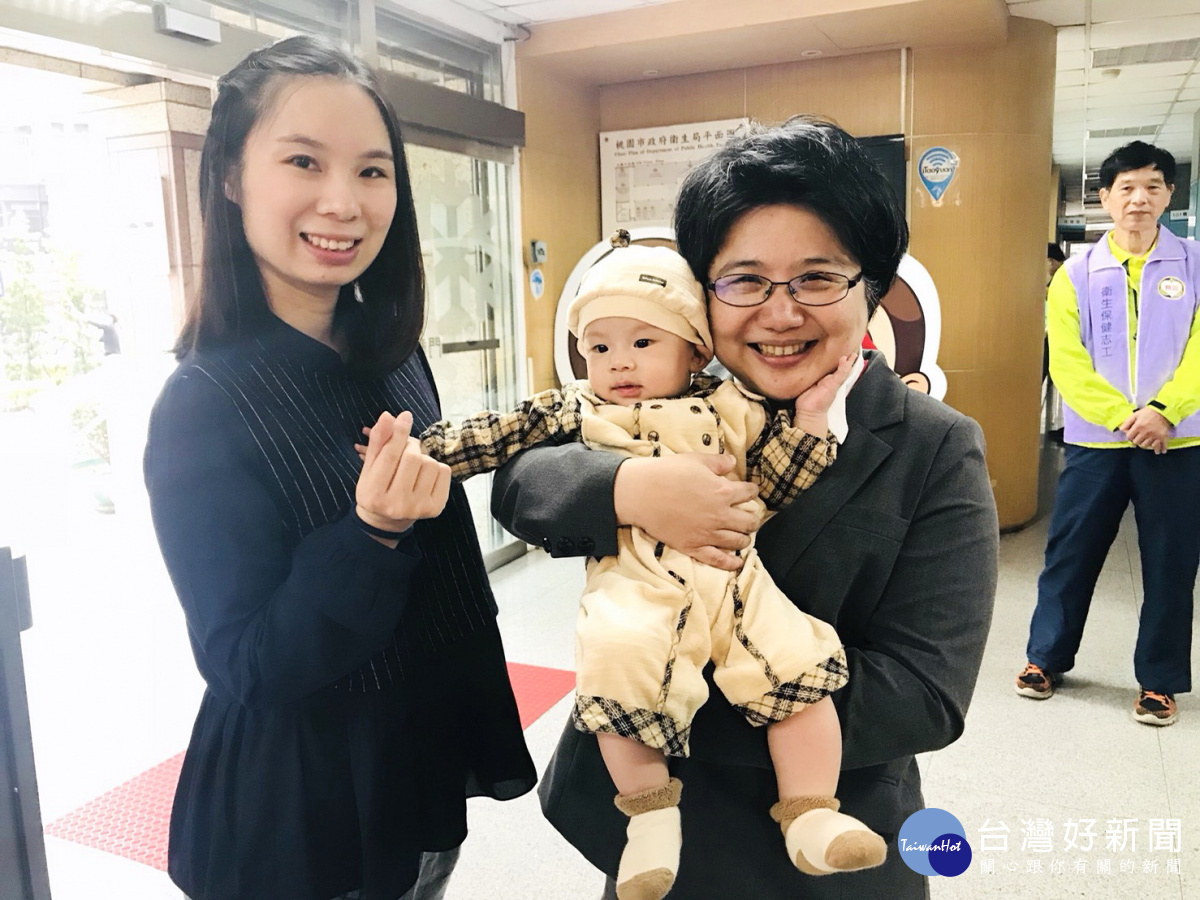 桃園市政府衛生局長蔡紫君和接受中醫助孕養胎調理補助現身說法的媽媽合影。