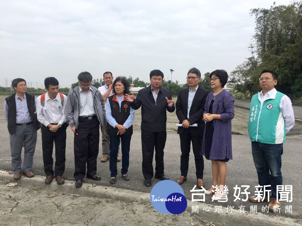 立委蘇治芬邀請水利署長賴建信及縣議員蔡岳儒、北港鎮長張勝智、水林鄉長陳怡帆等人現勘,逐步解除民眾淹水之苦。(記者陳昭宗拍攝)
