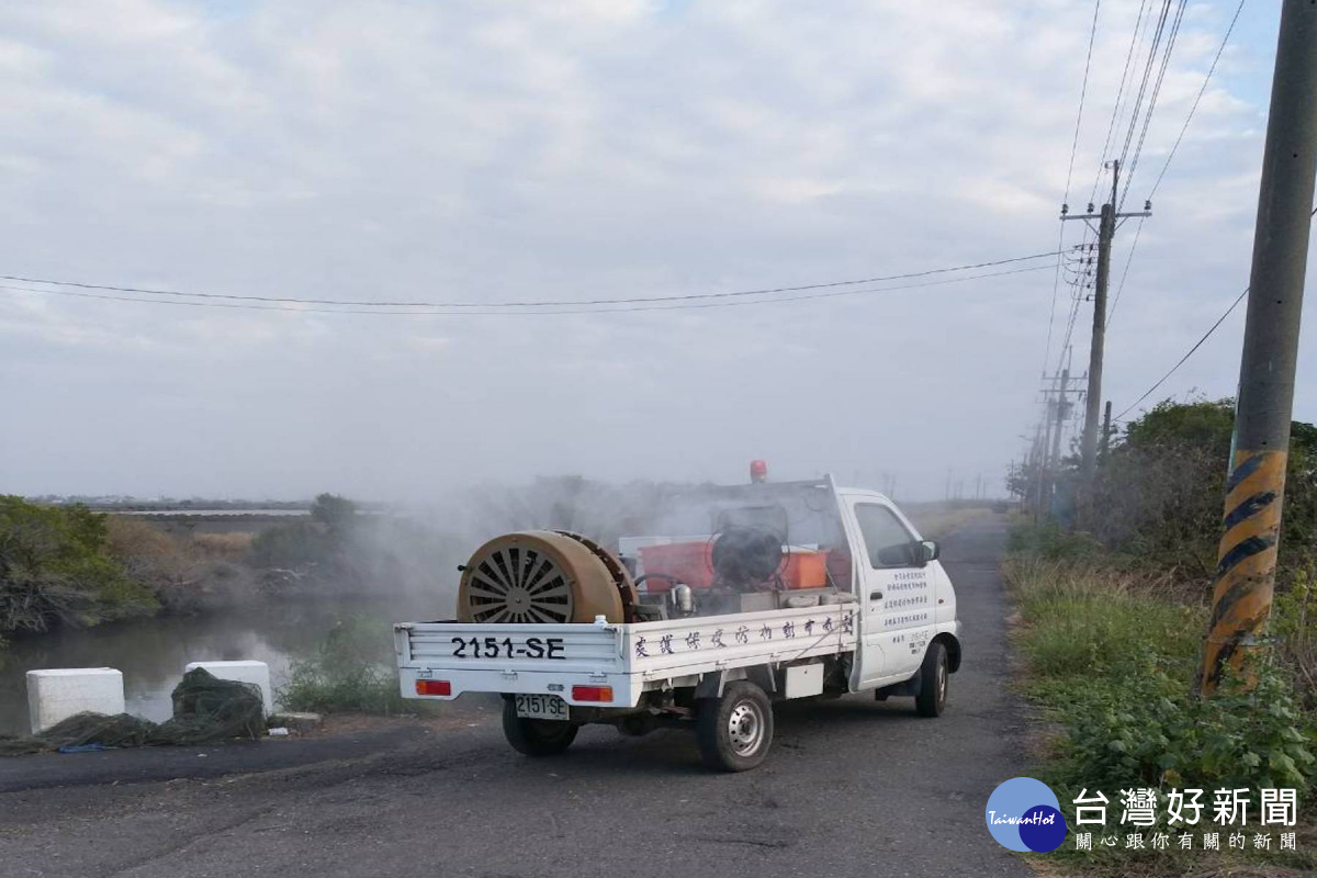 動保處已派出消毒車加強執行安南區周邊鳥禽場和道路消毒工作。