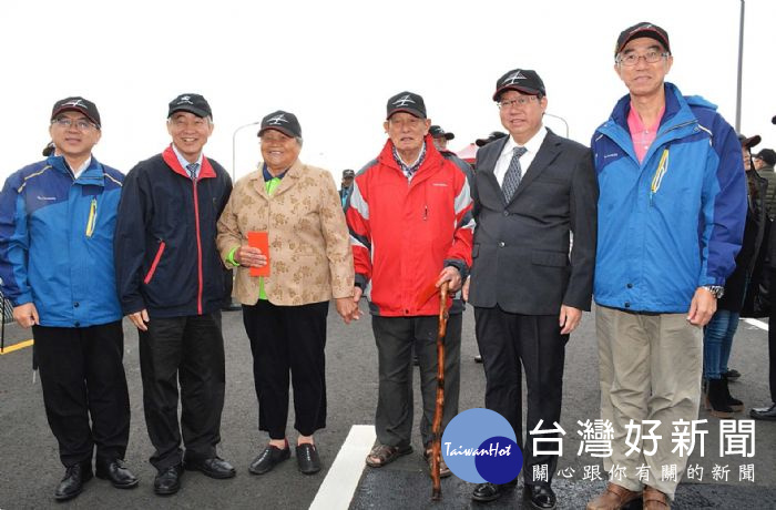 桃園市長鄭文燦與交通部長賀陳旦,出席「臺61線觀音交流道至永安交流道」通車典禮。