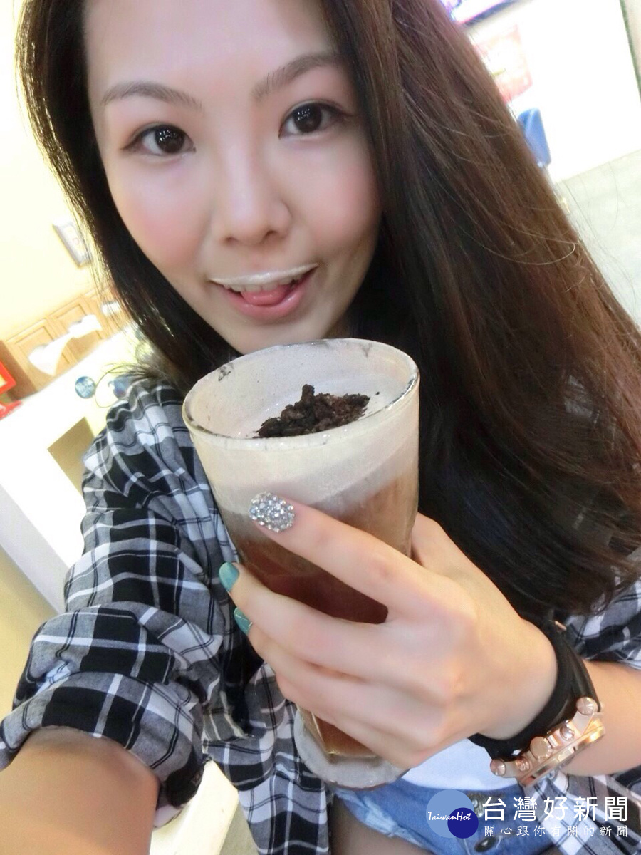 鬍子茶飲系列標榜「只要喝下去,上嘴唇就會出現可愛的翹鬍子造型」,吸引了不少愛自拍的民眾上門。(圖/鬍子茶提供)