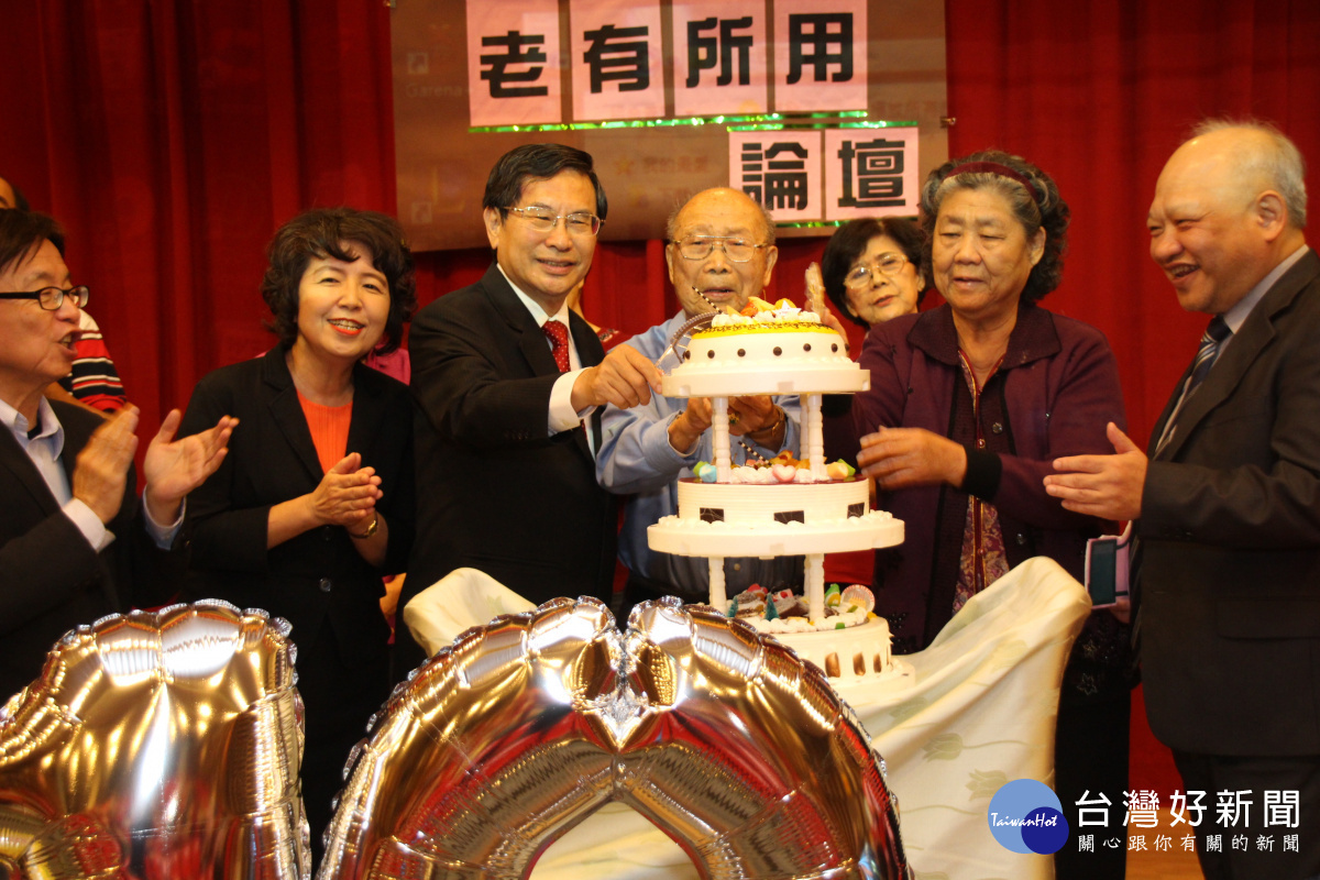 高齡96歲的丘均生爺爺(中)與在園區老人住宅住了10年的俞媽媽(右2),及涂市長等貴賓一同許願並切下蛋糕,祝賀長青園生日快樂