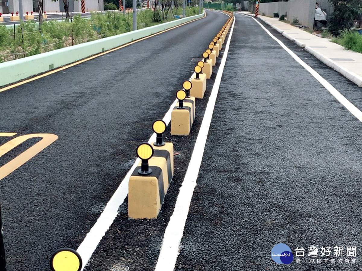快車道的分隔島還是有鋼筋打底水泥澆灌固定而成的,輪寬太寬的車輛還過不了,這倒底是什麼設計啊