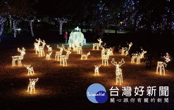 公園內佈置大型裝置藝術,有「麋鹿森林」、「橇來幸福」、「這廂有禮」等燈區,柚子公園暗夜中閃耀吸睛。(記者陳昭宗拍攝)