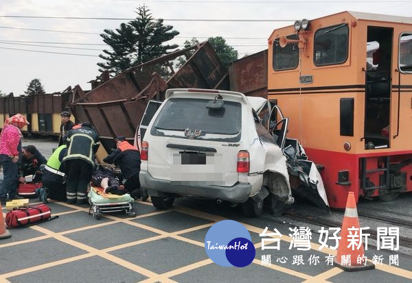 載運甘蔗的小火車遭疾駛的休旅車撞上，車廂出軌翻覆，3名傷患緊急送醫。（記者陳昭宗翻攝）