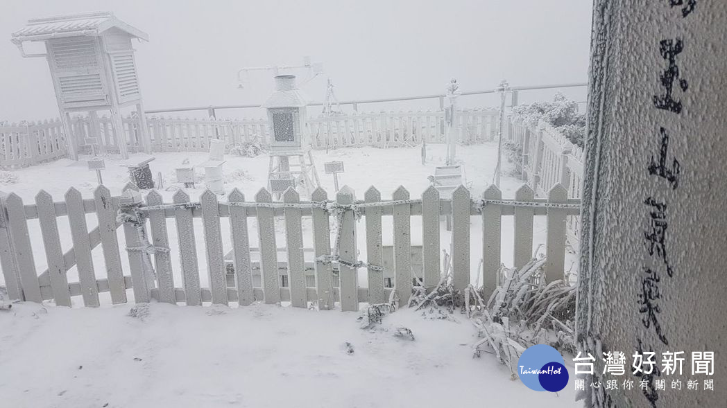 玉山積雪2公分成銀白世界(圖/氣象局提供)