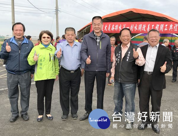 農田水利會會長林文瑞(右3)邀請與會來賓,明年8月1日工程完工,一定要再見一面。(記者陳昭宗拍攝)